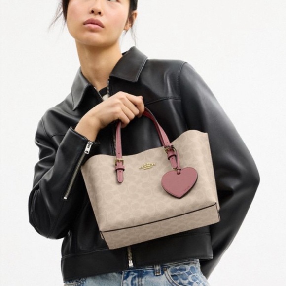 Coach NWT Coach Mollie Tote Bag 25 In Signature Canvas With Heart Charm CDF03 - Picture 6 of 6